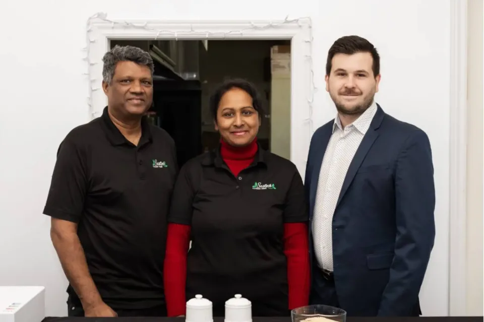 Trois professionnels posant dans un commerce alimentaire