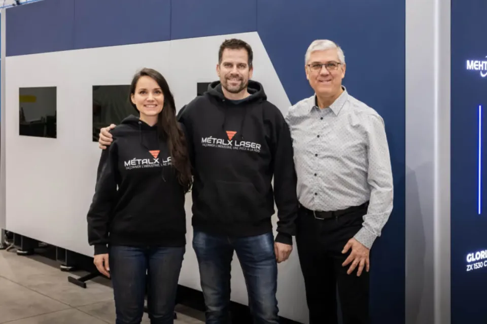 Trois personnes devant machine industrielle Métal X Laser