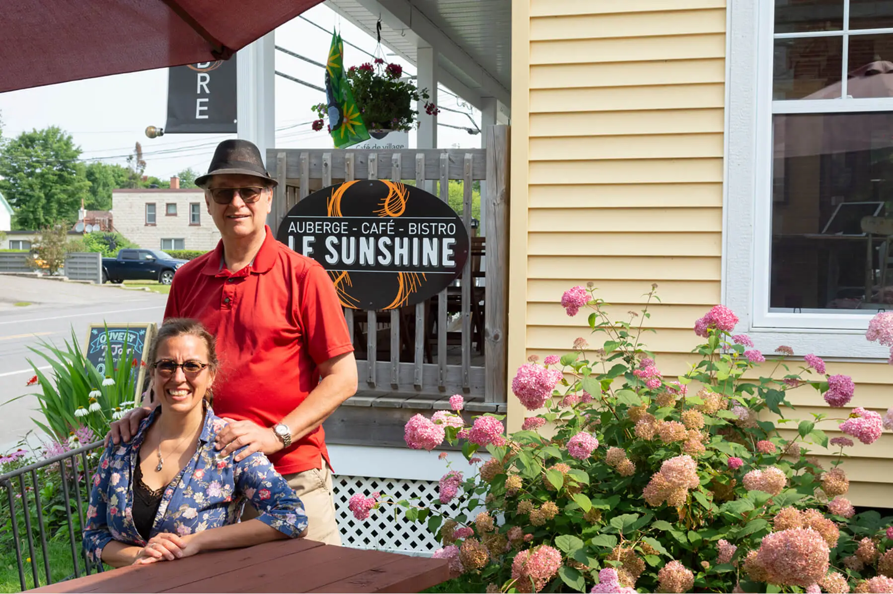 Couple in front of the Auberge Le Sunshine