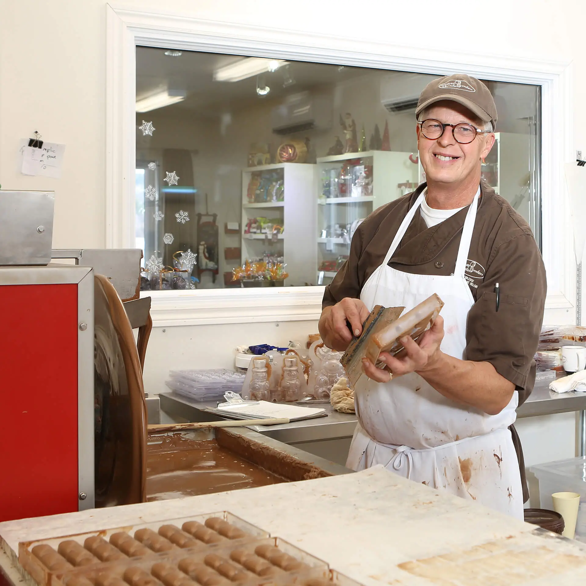 Chocolatier préparant des chocolats dans son atelier