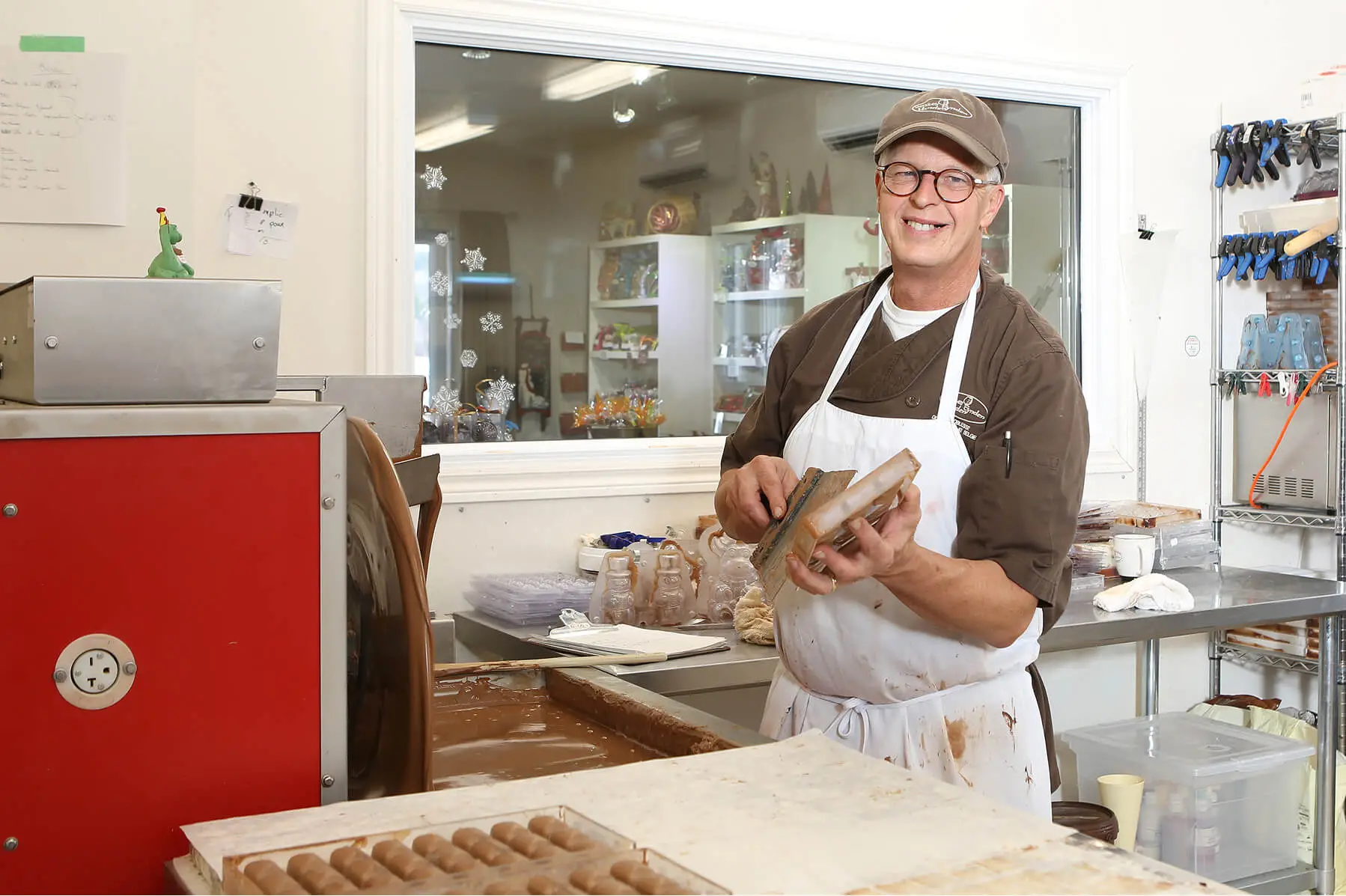 Chocolatier préparant des chocolats dans son atelier