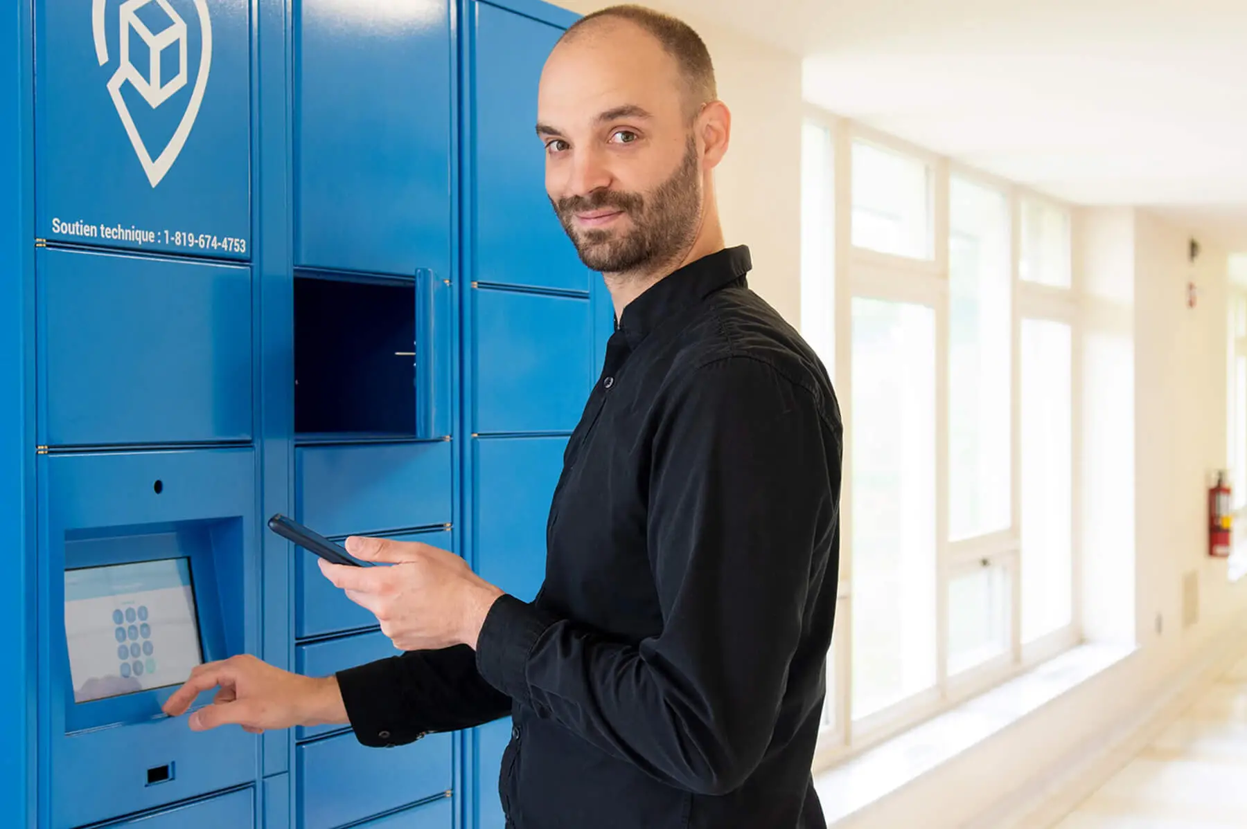 Homme utilisant consigne connectée avec smartphone