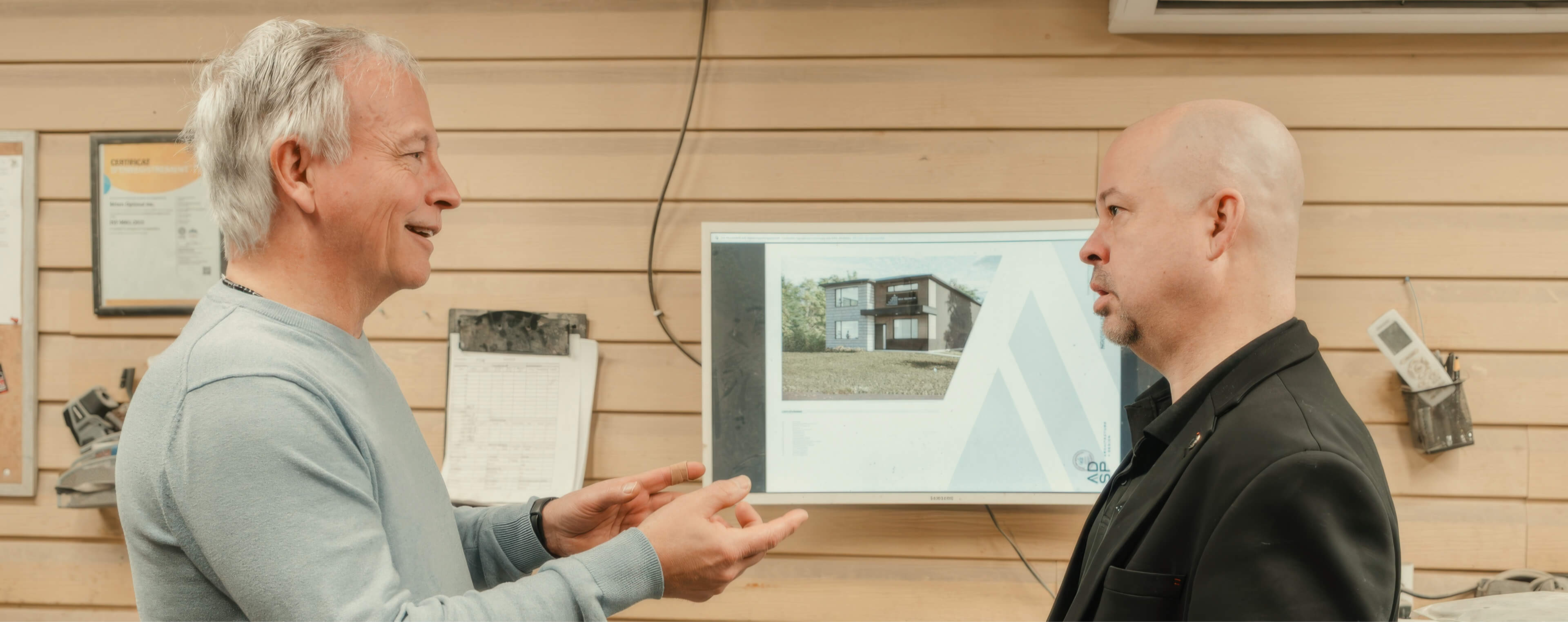 Deux hommes discutent d’un projet architectural moderne